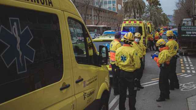 Operarios del Sistema d'Emergències Mèdiques desplazados a la Zona Franca tras el incendio / SISTEMA D'EMERGÈNCIES MÈDIQUES