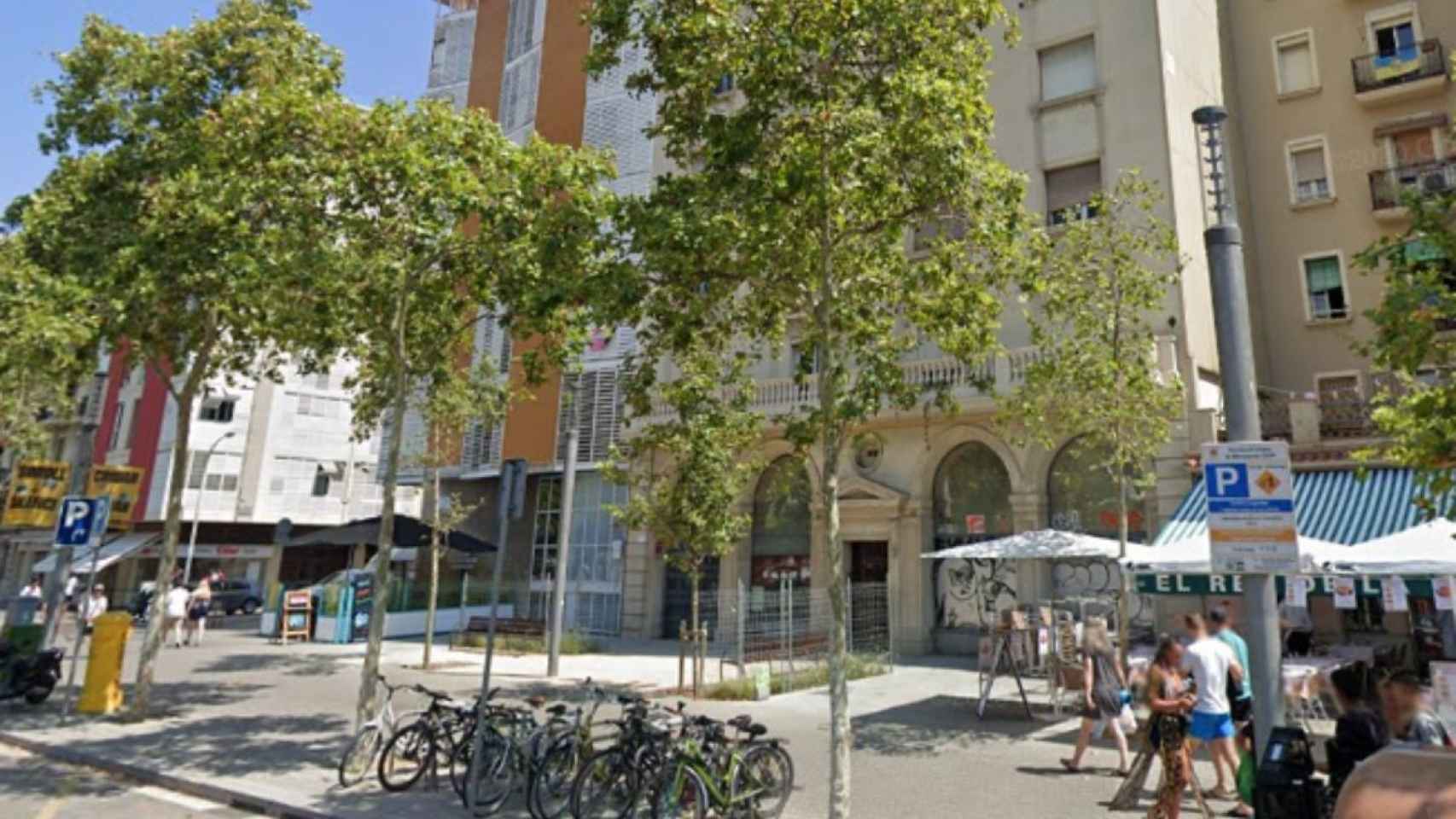 El edificio del número 44-45 del paseo de Joan de Borbò de La Barceloneta que albergará vivienda sociales / ARCHIVO