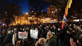Un millar de personas pidiendo la libertad de Pablo Hasél en la plaza Lesseps de Barcelona / G.A.