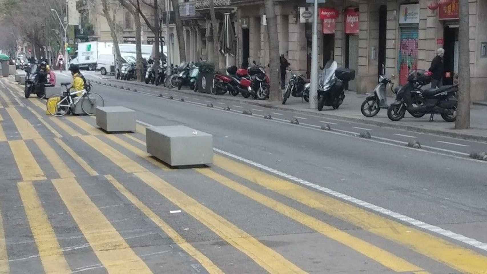 Bloques de hormigón en la calle de Girona de Barcelona colocados por el gobierno de Colau / METRÓPOLI ABIERTA - JORDI SUBIRANA