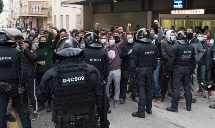 Concentración de manifestantes para evitar la detención de Pablo Hasél / EFE – Ramón Gabriel
