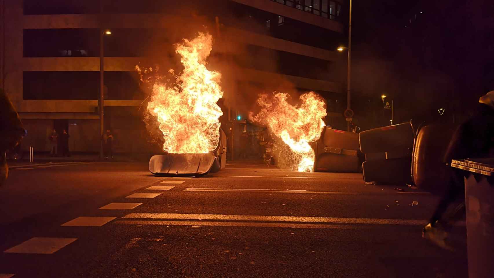 Contenedores ardiendo en Barcelona en los disturbios por Hasél / G.A.