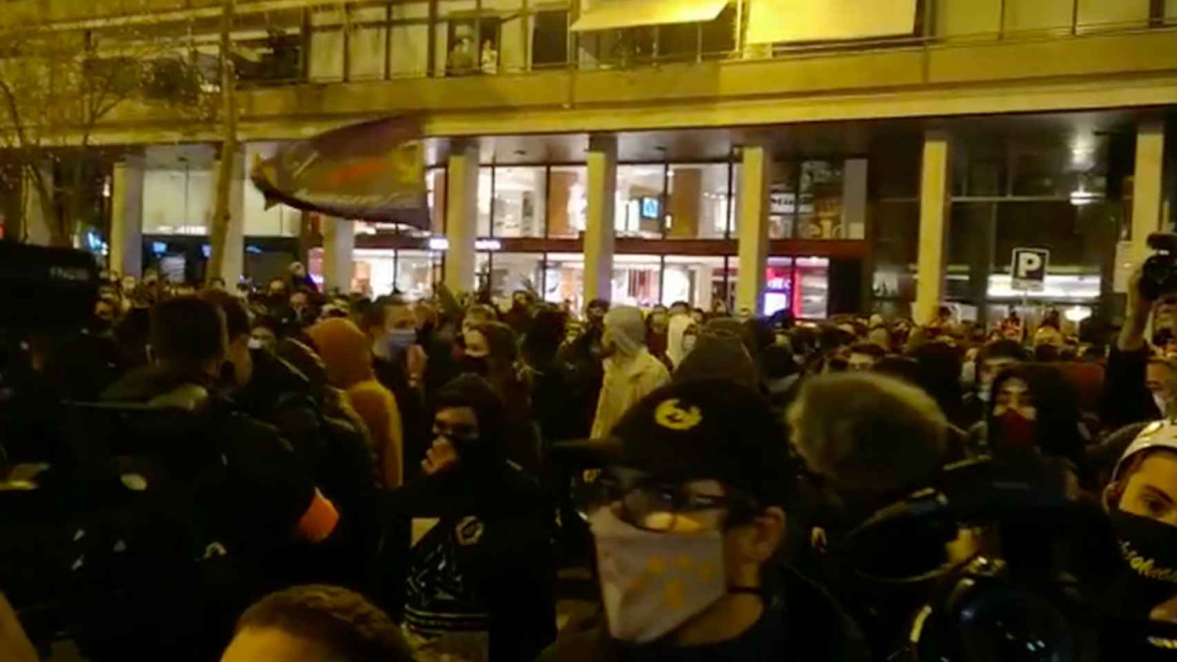 Captura de pantalla del vídeo del lanzamiento de objetos contra los Mossos en la manifestación de Hásel / G.A.