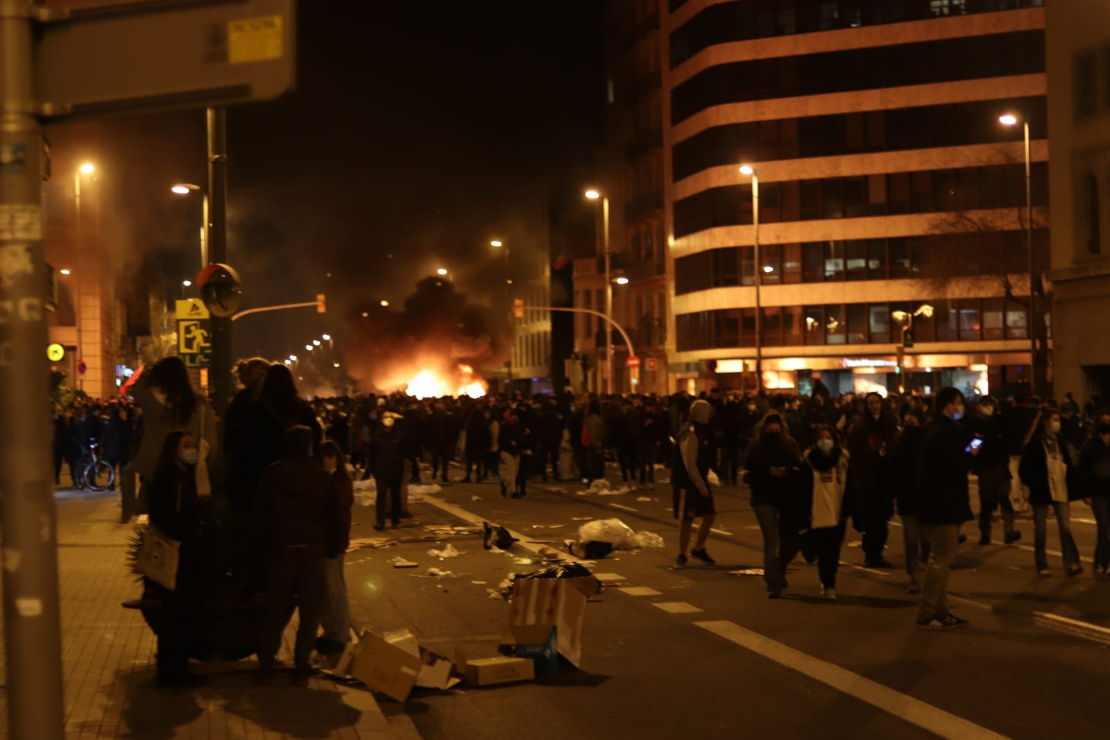 Contenedores ardiendo en la calle de Aragó por los disturbios en apoyo a Hasél / E.G.