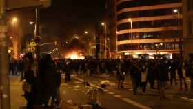 Contenedores ardiendo en el paseo de Gràcia por los disturbios en apoyo a Hasél / ELISABET GONZALEZ