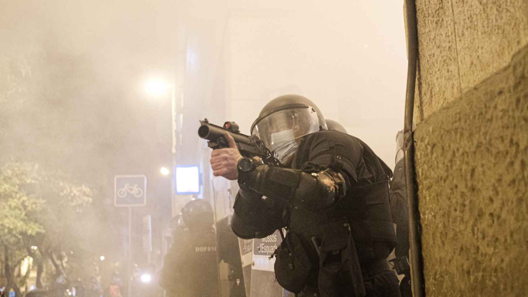 Un agente de antidisturbios dispara una bala de foam contra los manifestantes / PABLO MIRANZO - METRÓPOLI ABIERTA