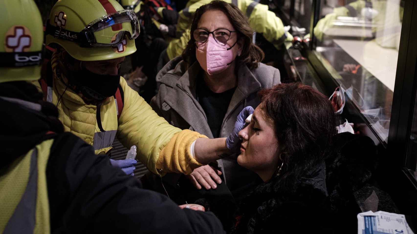 La joven herida en los disturbios, que ha perdido el ojo, siendo atendida por miembros de 'Sanitaris per la República' / PABLO MIRANZO