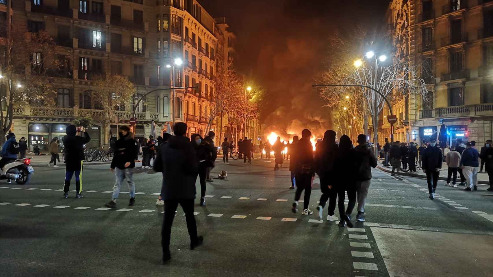 Protestas en el Eixample en una nueva noche de disturbios en Barcelona / GUILLEM ANDRÉS