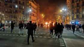 Protestas en el Eixample en una nueva noche de disturbios en Barcelona / GUILLEM ANDRÉS