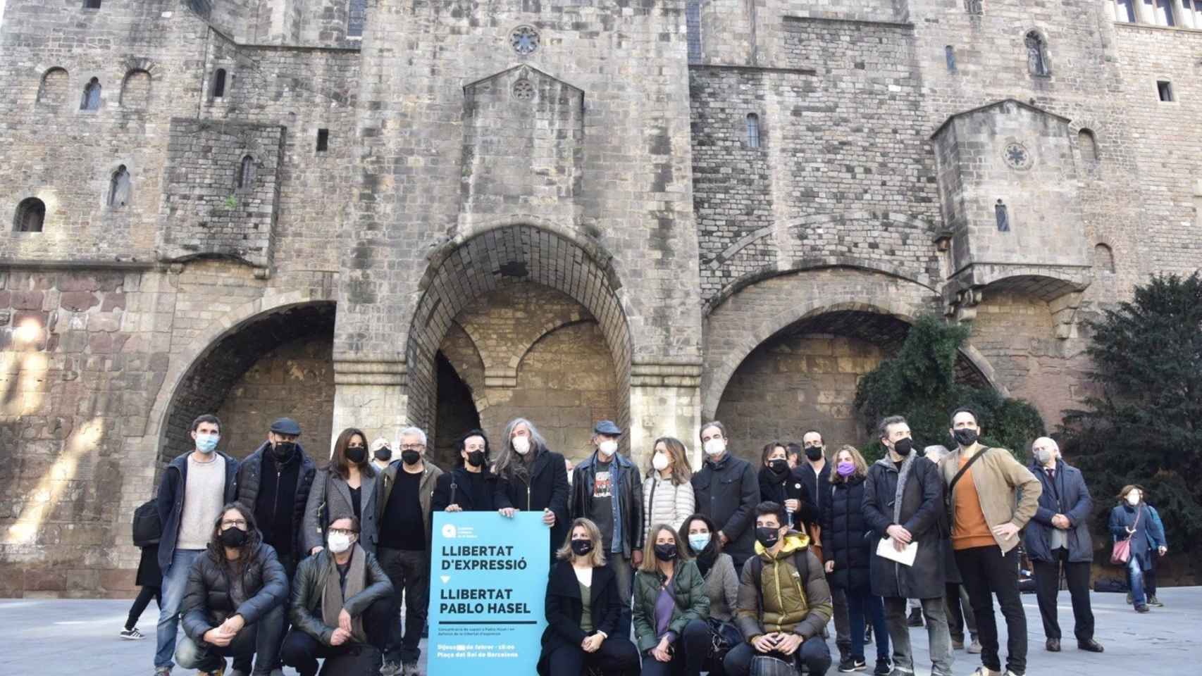Participantes en la concentración organizada por la Acadèmia Catalana de la Música para pedir la libertad del rapero Pablo Hasel, en Barcelona / DAVID OLLER - EUROPA PRESS