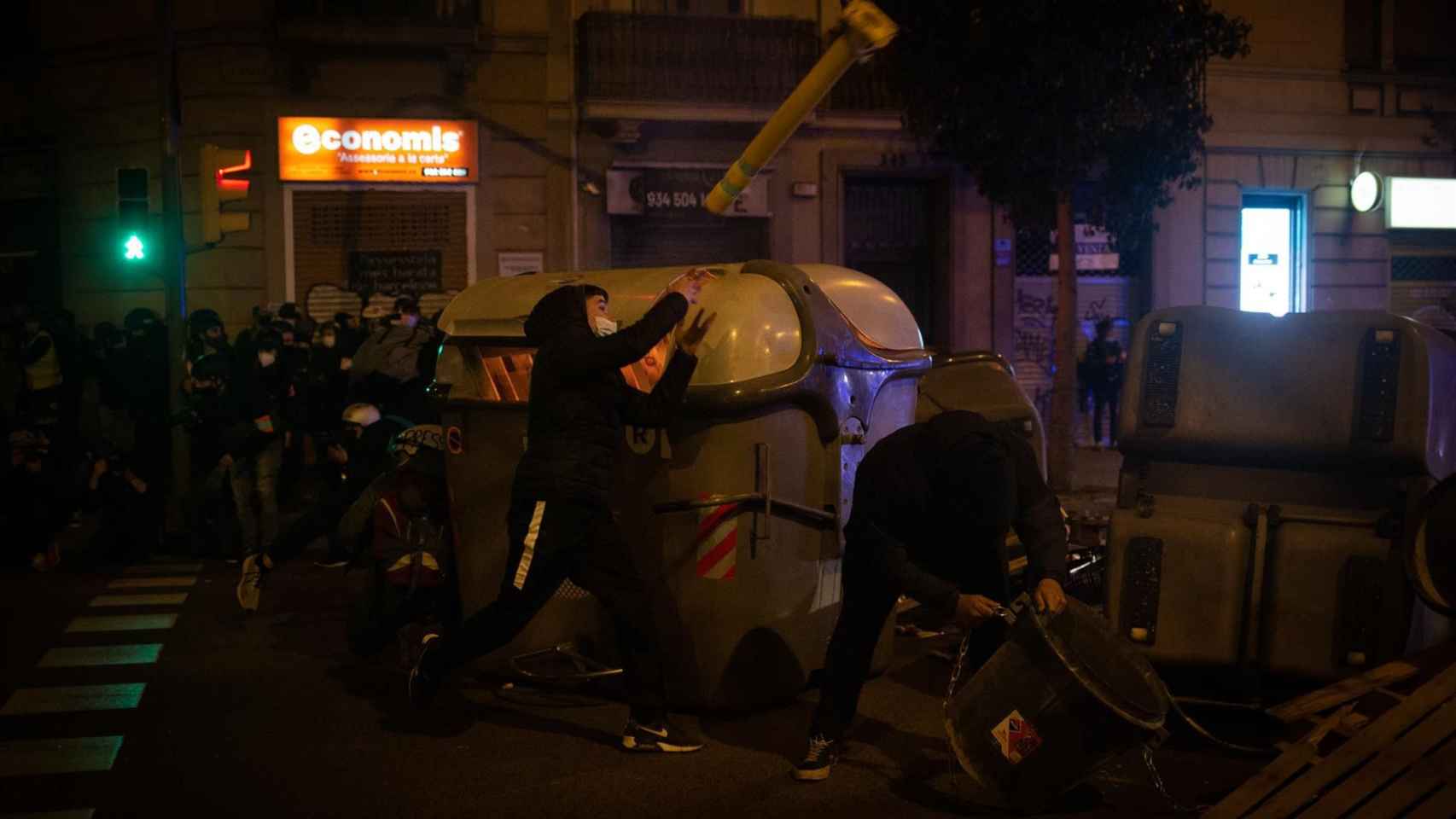 Manifestantes lanzan objetos contra la línea policial, este jueves en Barcelona / EUROPA PRESS