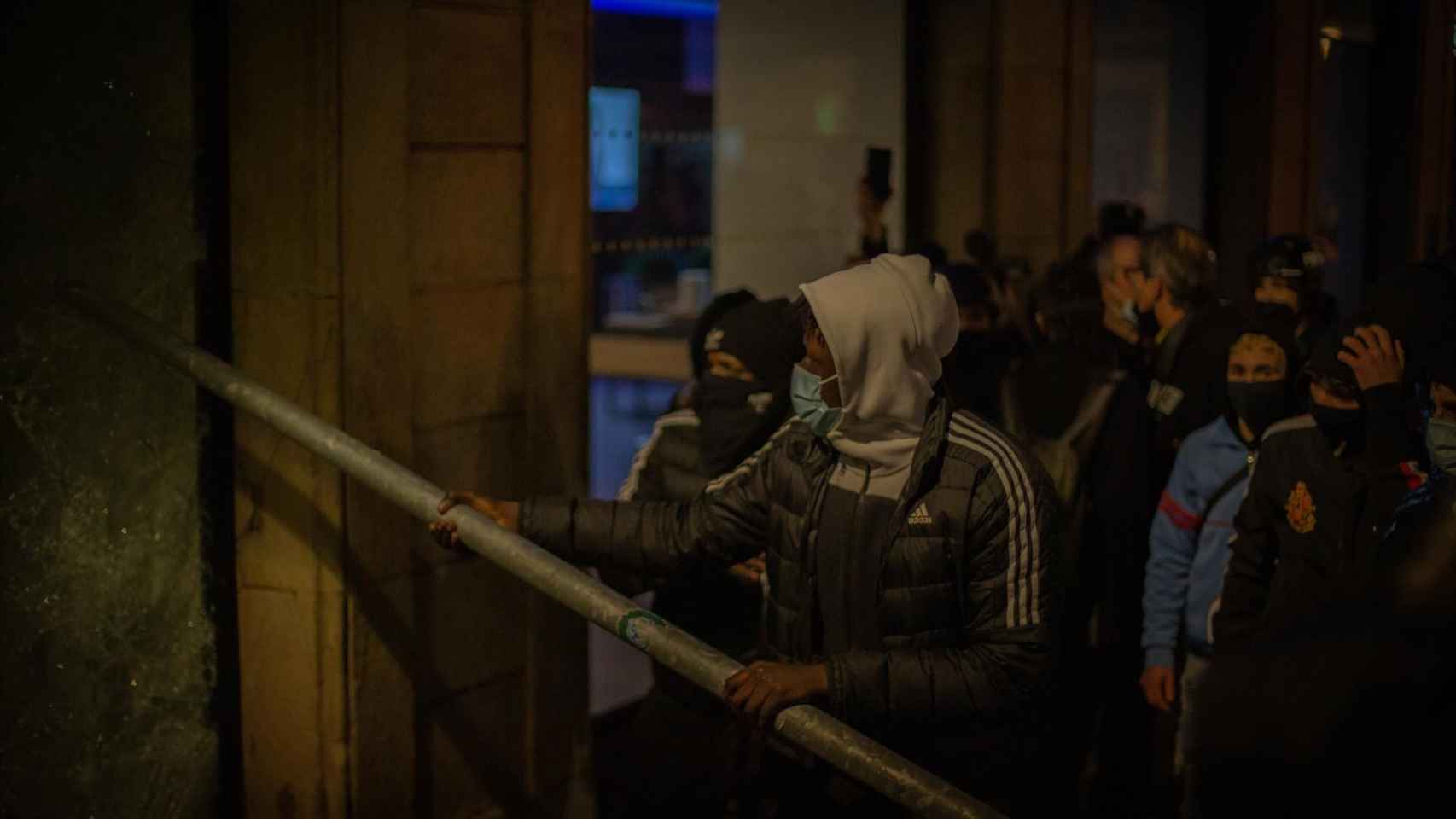 Manifestantes en Barcelona en el cuarto día de protestas por el encarcelamiento del rapero Pablo Hasel de 2021 / DAVID ZORRAKINO - EUROPA PRESS