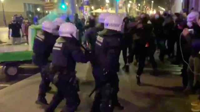 La Urbana carga contra los radicales en La Rambla / RR.SS.