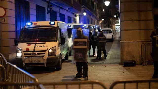 Los manifestantes de Barcelona en apoyo a Pablo Hasel se concentran ante la Jefatura de Policía de la Via Laietana - DAVID ZORRAKINO - EUROPA PRESS