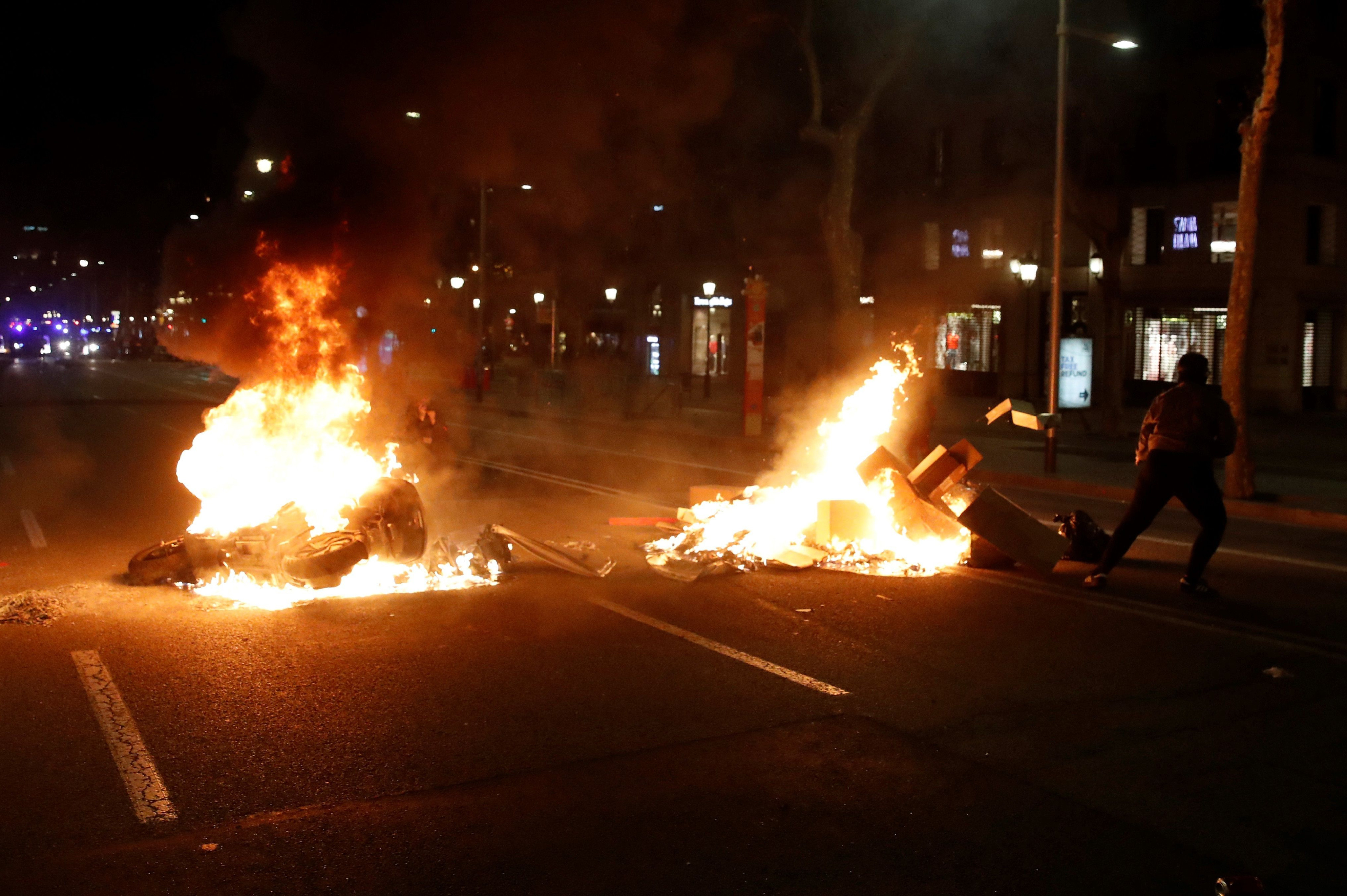 Barricadas incendiadas tras una concentración en apoyo a Pablo Hasél / EFE - Toni Albir