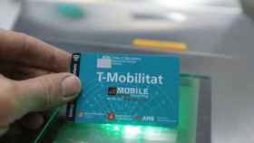 Una tarjeta T-Mobilitat, que se pondrá en marcha el 21 de abril / ARCHIVO