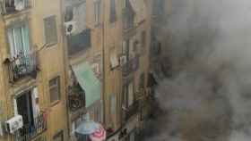 Un incendio provoca una gran columna de humo en El Raval / REDES SOCIALES