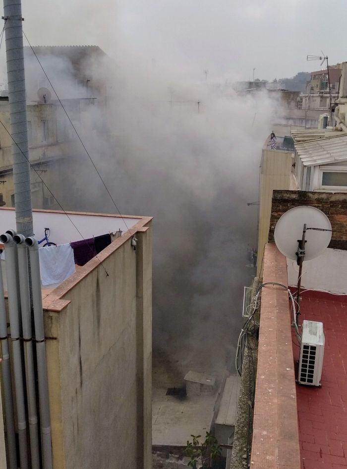 Impresionante columna de humo por un incendio en El Raval / REDES SOCIALES