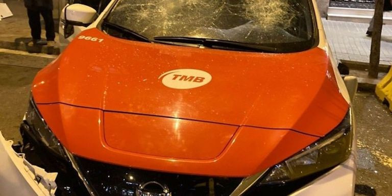 El coche de TMB, con el cristal delantero y el parachoques destrozados / CEDIDA