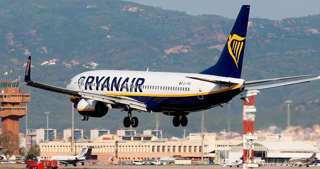 Un avión de Ryanair aterriza en el aeropuerto de Barcelona-El Prat / EFE