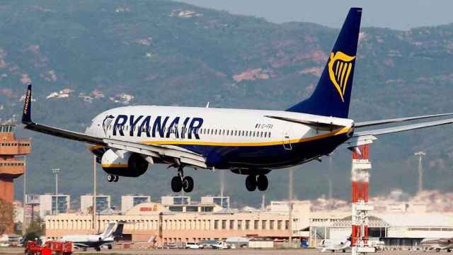 Un avión de Ryanair aterriza en el aeropuerto de Barcelona-El Prat / EFE
