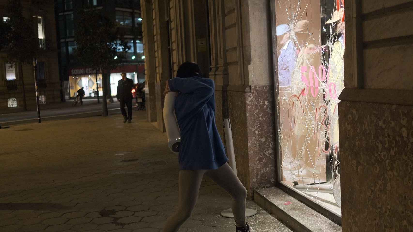 Un joven revienta el escaparate de una tienda / PABLO MIRANZO - MA