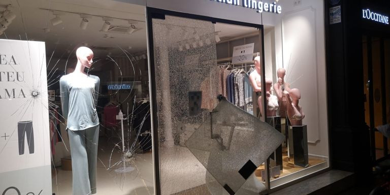 Destrozos en una tienda en Gràcia / G.A