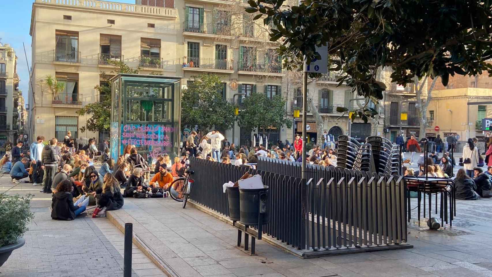 Botellones este sábado en la plaza del Sol de la Vil·la de Gràcia / ASSOC. BARS I RESTAURANTS GRÀCIA