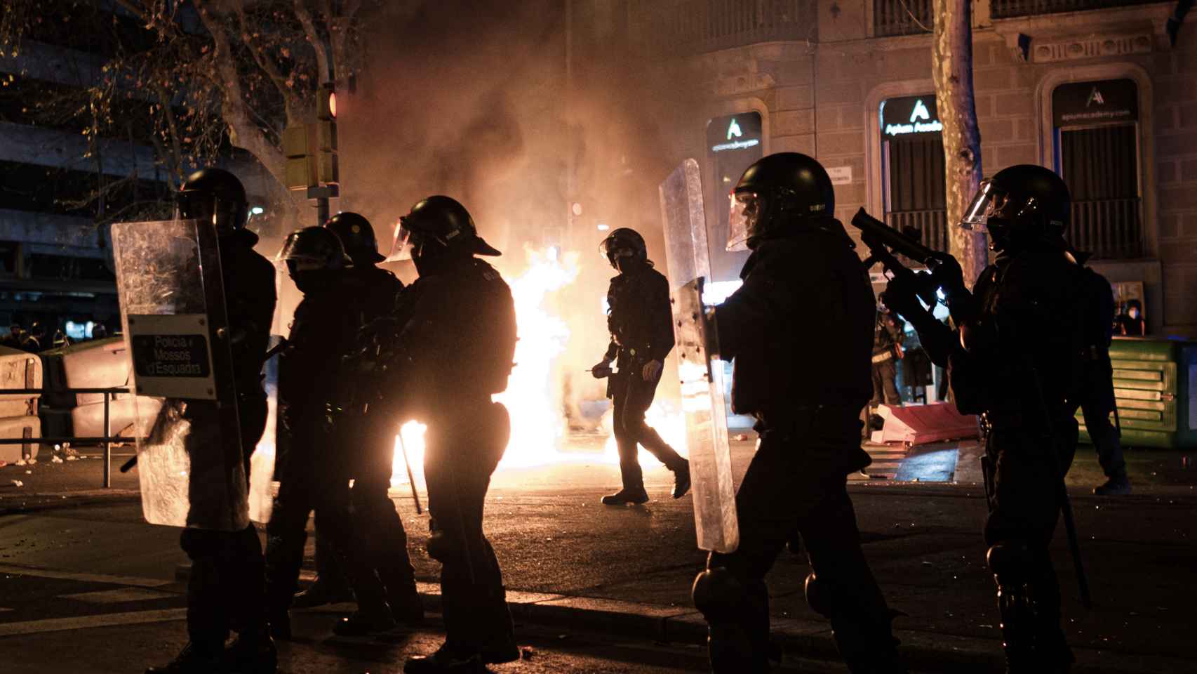 Agentes de Mossos d'Esquadra durante la segunda noche de disturbios por Hasél en Barcelona / PABLO MIRANZO