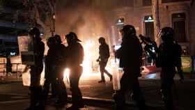 Agentes de Mossos d'Esquadra durante la segunda noche de disturbios por Hasél en Barcelona / PABLO MIRANZO