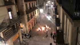 Captura de pantalla del vídeo de una barricada en el centro de Barcelona / CEDIDA
