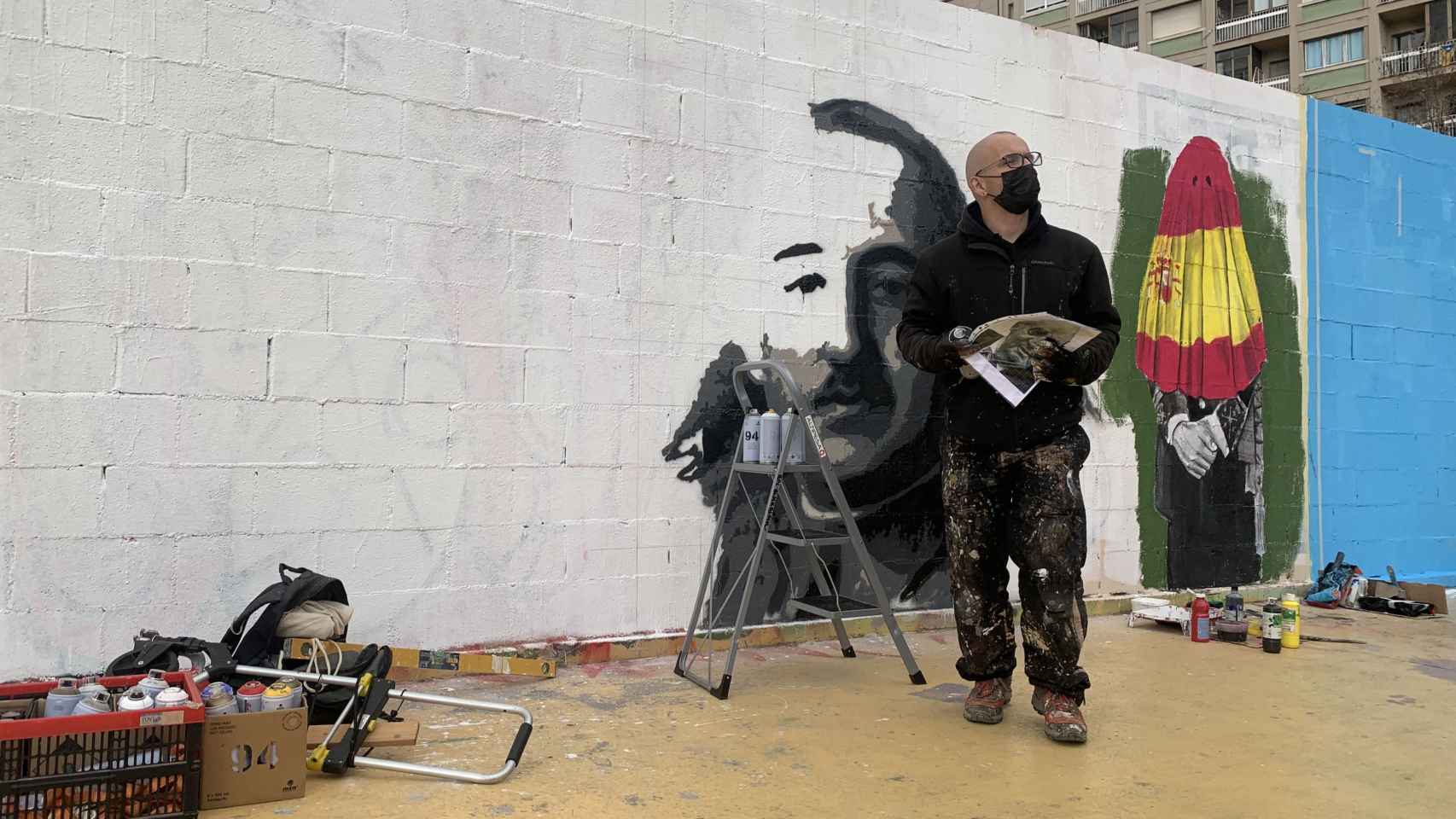 El artista Roc Blackblock pinta a Franco y la Justicia española en el mural donde hizo un dibujo a favor de Hasél / V.M.