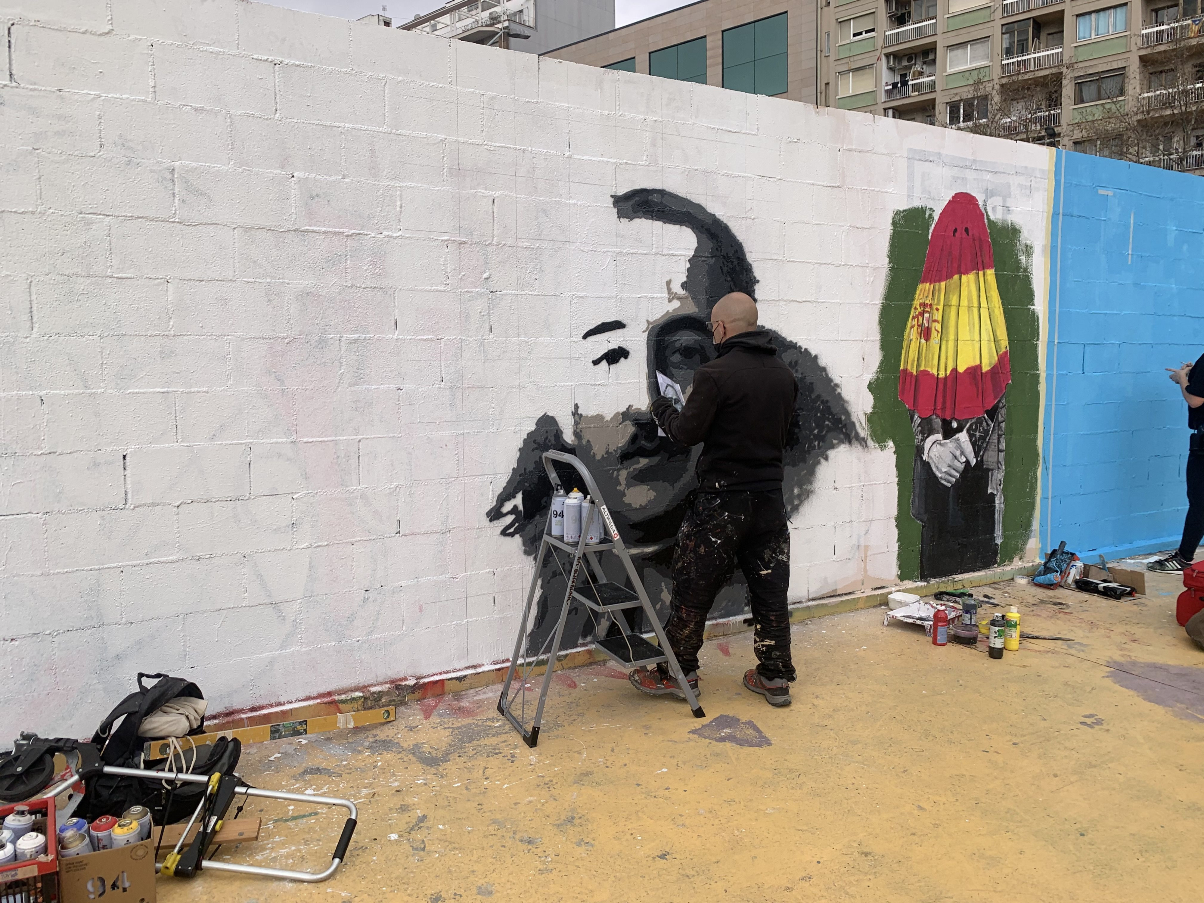 El artista Roc Blackblock pinta a Franco y la Justícia española en el mural donde hizo un dibujo a favor de Hasél / V.M.