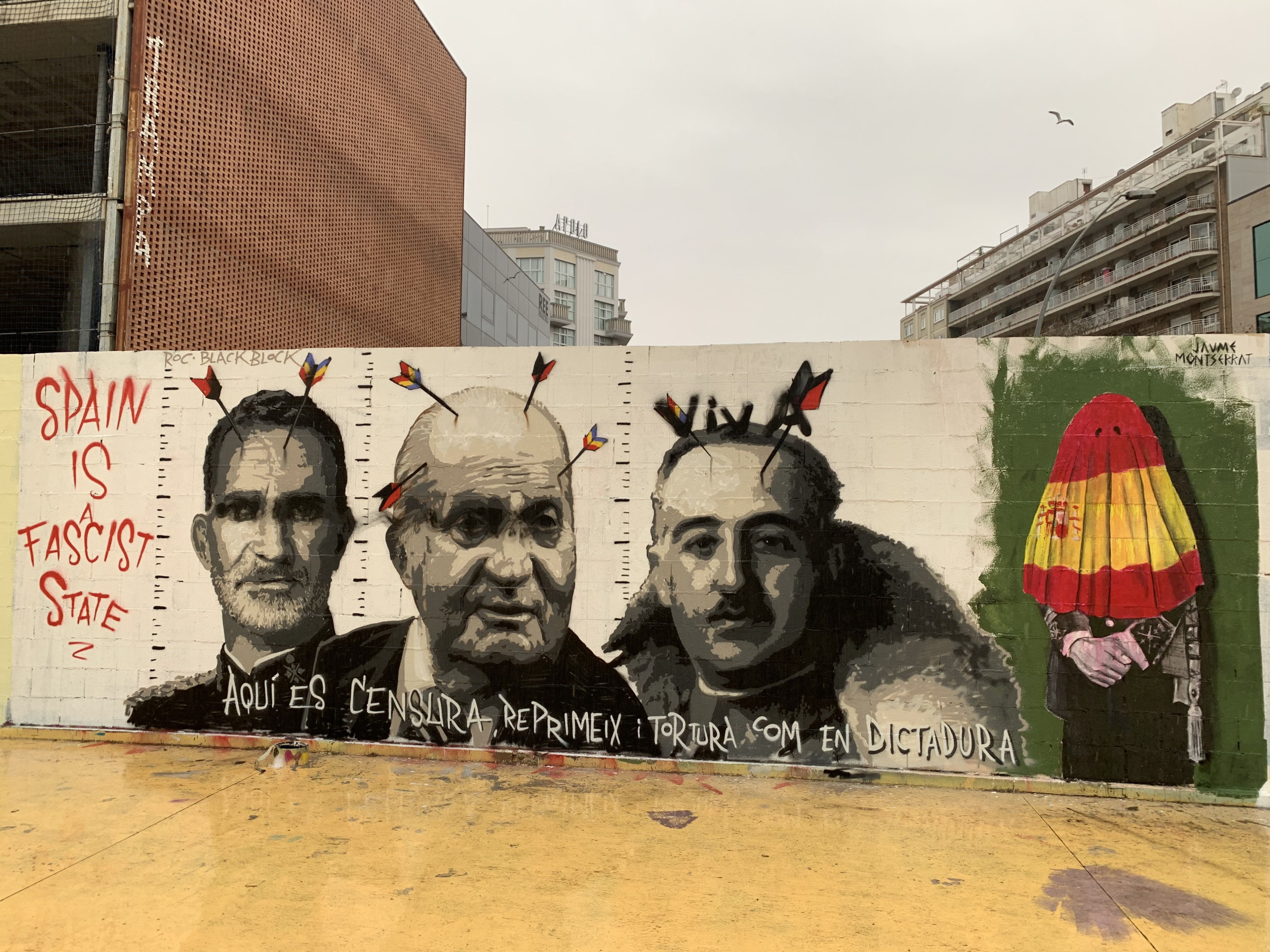 Pintan un viva encima del nuevo mural de Franco en Les Tres Xemeneies / V.M.