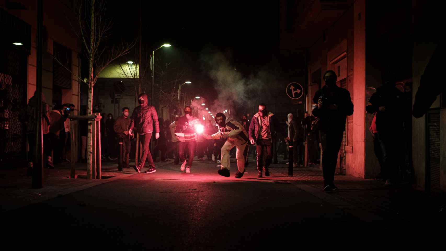 Manifestantes con bengalas de humo en los disturbios de Barcelona / PABLO MIRANZO - MA