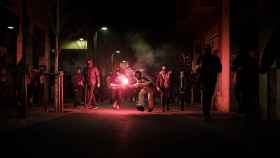 Manifestantes con bengalas de humo en los disturbios de Barcelona / PABLO MIRANZO - MA