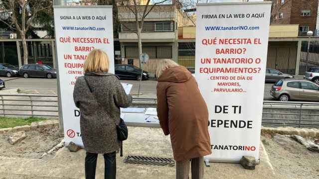 Dos vecinas delante unas pancartas contra el tanatorio de la Bonanova / PLATAFORMA TANATORINO