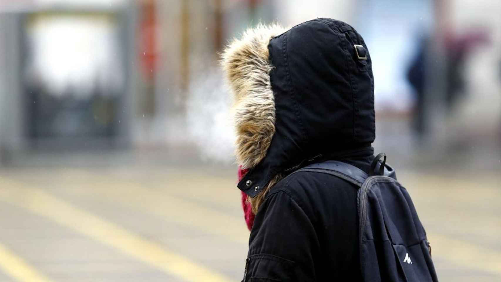 Una chica pasea muy abrigada para protegerse del frío / EUROPA PRESS