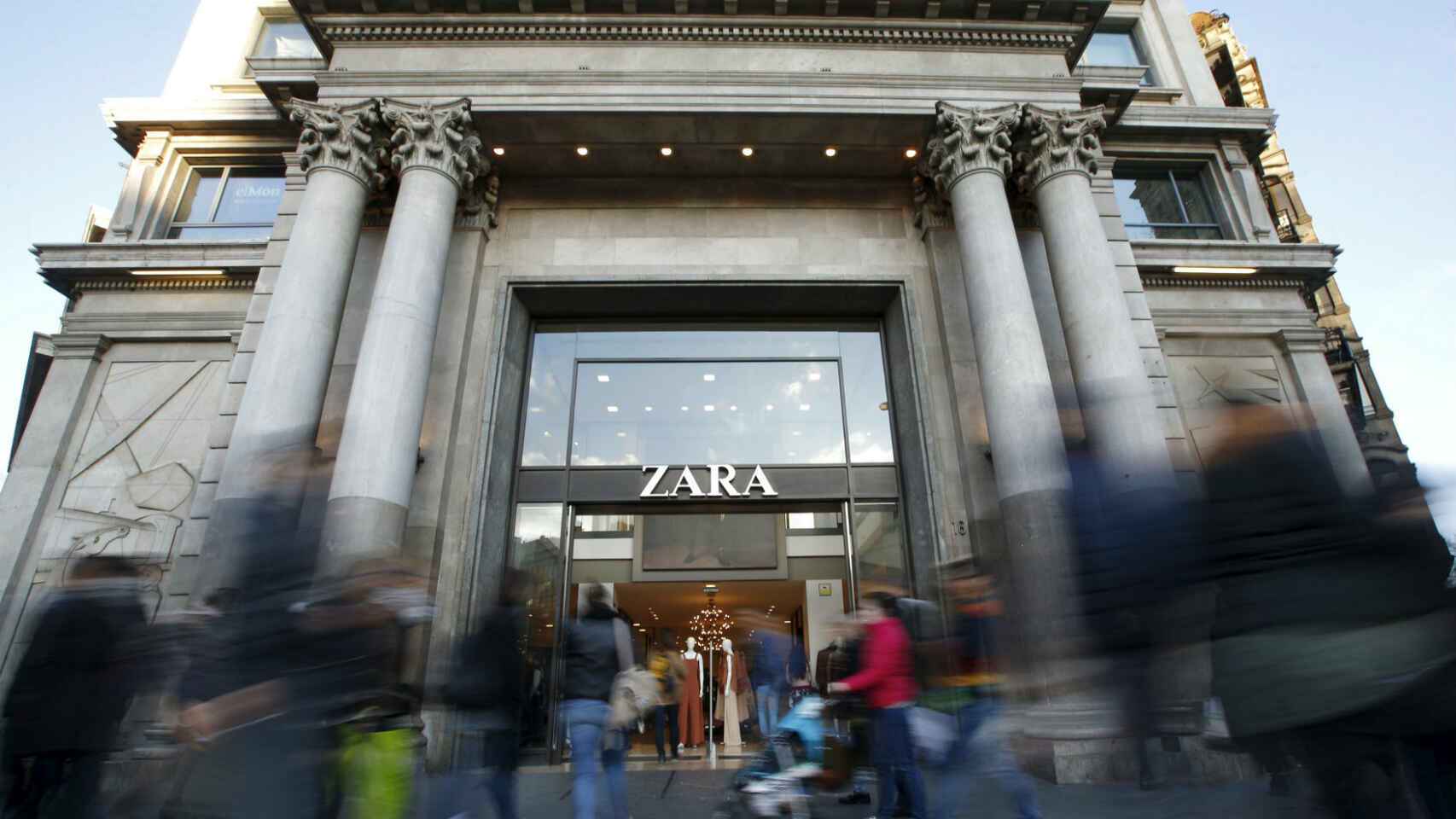 Tienda de Zara en Barcelona / Albert Gea - Reuters