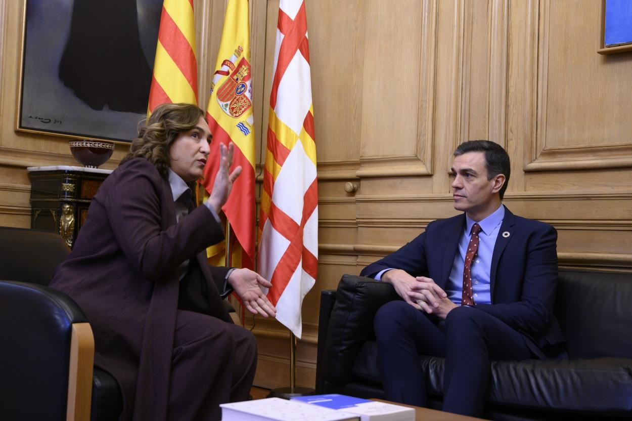 Ada Colau y Pedro Sánchez, en un encuentro en el Ayuntamiento de Barcelona / EUROPA PRESS