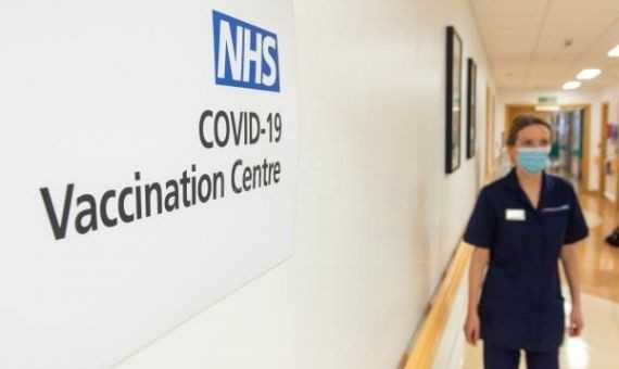 Centro de vacunación masiva contra el covid-19 en el Reino Unido / EFE – Dominic Lipinski