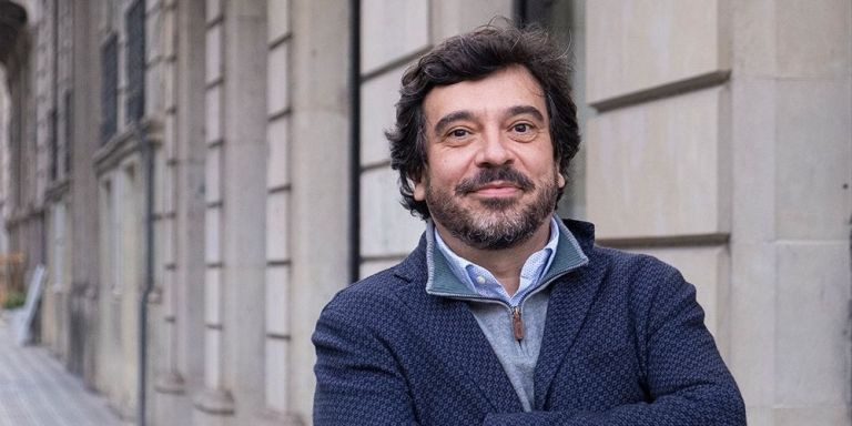 Dani Mòdol, exconcejal del PSC y arquitecto, posa en la calle Pau Claris para Metrópoli Abierta / PABLO MIRANZO