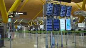 Archivo - Paneles informativos en la terminal T4 del Aeropuerto Adolfo Suárez Madrid-Barajas / Europa Press - Jesús Hellín