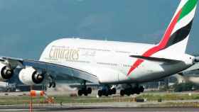 Imagen de un avión de Emirates en el Aeropuerto de Barcelona-El Prat / CG