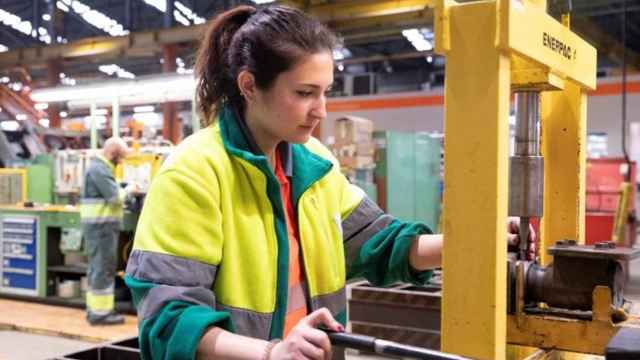 Una mujer trabajando en Ferrocarrils de la Generalitat de Catalunya / FGC