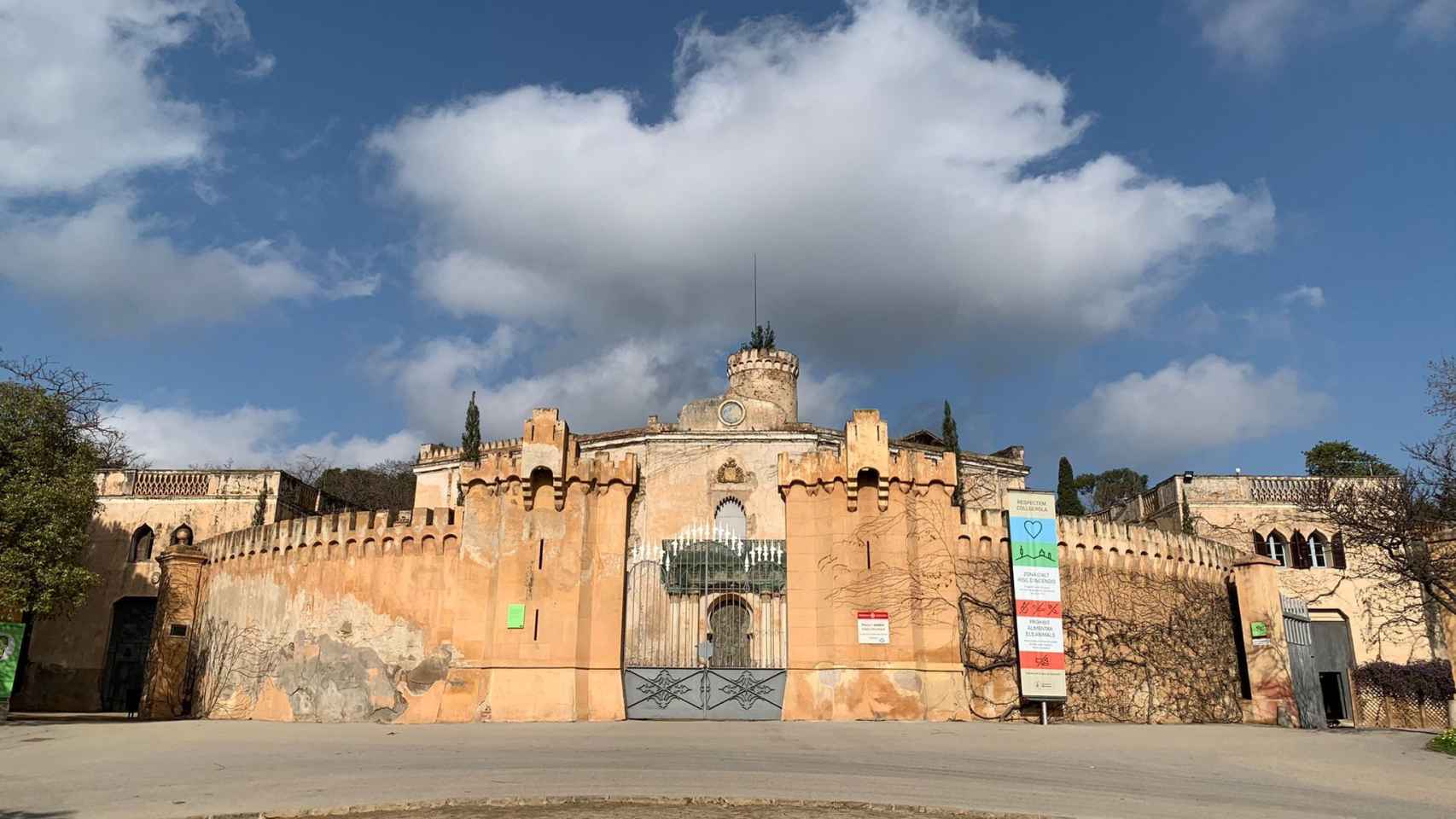 Vista general de la muralla que protege el palacete del Laberint d'Horta, totalmente desgastado por los años / V.M.