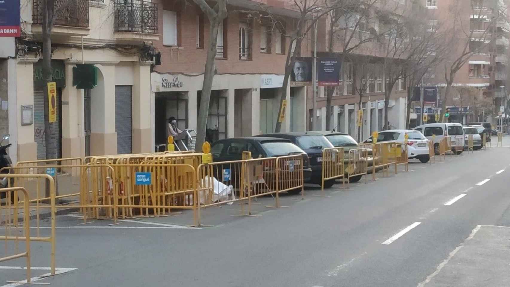 Aparcar en Barcelona, una actividad de riesgo: coches estacionados entre vallas / METRÓPOLI ABIERTA - JORDI SUBIRANA