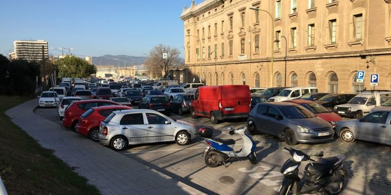 Vehículos estacionados en la Baixada de la Sagrera / RP