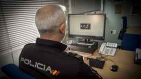 Un agente de la Policía Nacional navegando por internet / POLICIA NACIONAL - Archivo