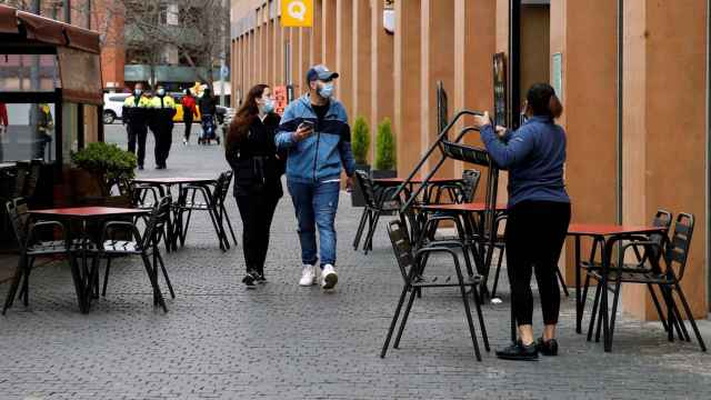 Una camarera prepara la terraza del restaurante donde trabaja para atender a sus clientes / EFE - Toni Albir